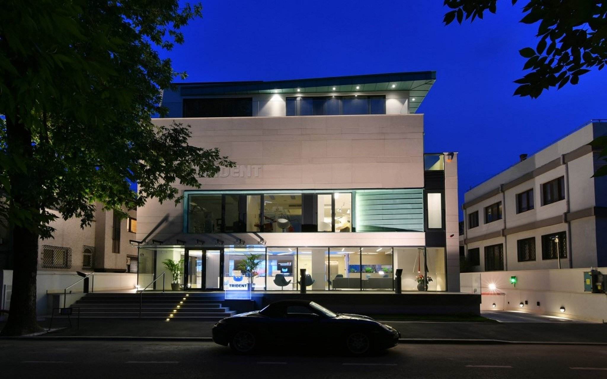Vedere exterioara a cladirii moderne in care se afla Clinica Trident din Bucuresti
