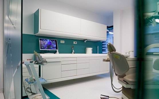 Cabinet stomatologic modern, cu aparatura stomatologica si pereti vernil, in Clinica Trident