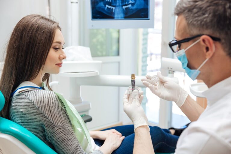 Recuperare dupa implant dentar. Medicul ii explica pacientului regulile