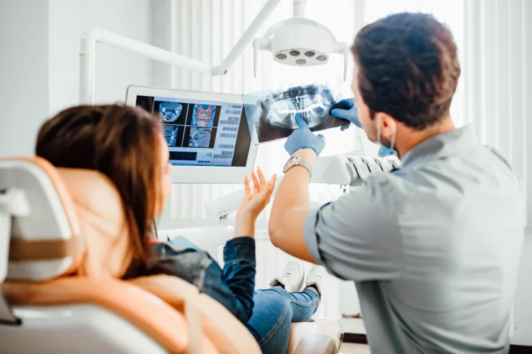 pacient cu retractie gingivala in timpul unui consult stomatologic