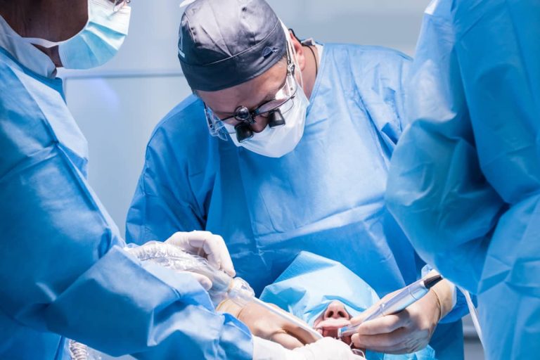 echipa medicala in timpul unei interventii stomatologice