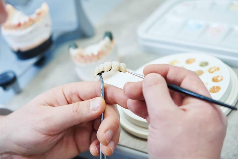 tehnician dentar in timpul realizarii unei lucrari protetice